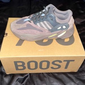 Yeezy 700 Muave size 8 1/2